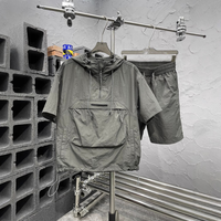 Ensemble 2 pièces personnalisé avec logo, séchage rapide, comprenant un sweat à capuche à manches courtes et un short cargo, idéal pour les sports d'été.