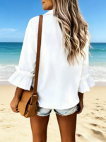 Damen-Bluse mit Knopfleiste, Rüschenmanschetten und Doppelbrusttaschen, locker geschnitten, aus gewebtem Stoff, einfarbig, weiß, langärmlig