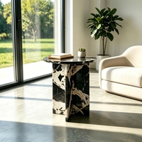 Table d'appoint géométrique moderne à base croisée en marbre Nero Marquina, idéale pour les salons contemporains et les studios d'art minimalistes