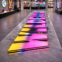 Papan Tanda Iklan Huruf Saluran LED Akrilik Bercahaya Efek Gerak Cahaya RGB Penuh Warna Kustom untuk Toko Bisnis