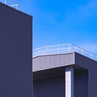 Usine industrielle en acier préfabriqué à grande surface avec revêtement métallique noir mat pour parcs industriels aux États-Unis, au Canada et au Brésil