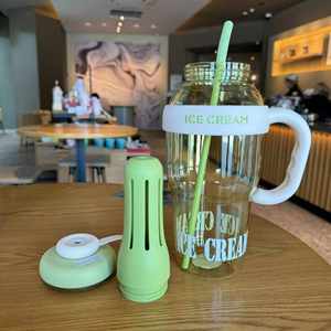 Gobelet en plastique grande capacité avec poignée et paille, idéal pour les boissons fraîches d'été, fabriqué en usine, design mignon - Product Image 5