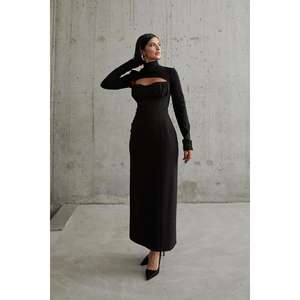 Robe de soirée élégante en satin noir, coupe fourreau, col montant, dos découpé, taille naturelle, manches longues - Product Image 5