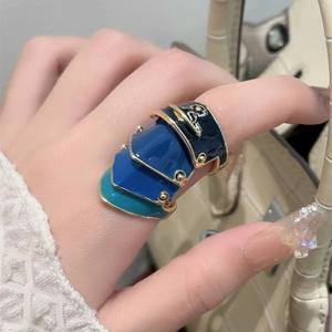 Anillos Saturno de Cuatro Secciones con Circones Multicolor Estilo Punk para Mujer Vivienne, Anillos de Dedo con Acabado en Pintura Dorada y Aleación de Moda - Product Image 2