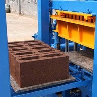 Machine de fabrication de blocs creux en béton entièrement automatique QT4-18 avec commande PLC