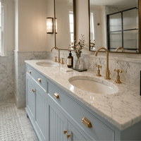 Meuble-lavabo de salle de bain traditionnel au design à lattes avec comptoir en marbre de Carrare, lavabo en céramique à encastrer, tiroirs et portes à fermeture douce