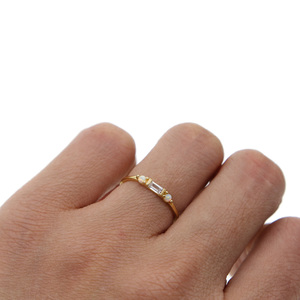 Anillo Delicado de Plata de Ley 925 con Tres Piedras Chapadas en Oro, Diseño Minimalista y Clásico para Mujer - Product Image 4