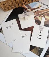 Carte d'emballage en papier épais recyclable de 300 g/m² avec revêtement PVC, impression dorée personnalisée, coins arrondis, taille personnalisée