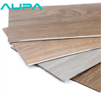 Selbstklebender LVT-Bodenbelag Luxus-Vinylfliesen Wasserfest Holzoptik Modernes Design für Wohnbereich