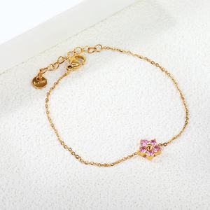 Bracelet personnalisable en acier inoxydable plaqué or 18 carats avec breloques délicates et fleurs en zircon pour femme – Vente en gros - Product Image 5