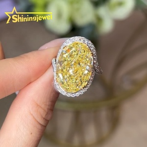 Anello di Fidanzamento con Diamante Sintetico Ovale Dorato per Donna, Certificato IGI, Elegante e Lussuoso - Product Image 5