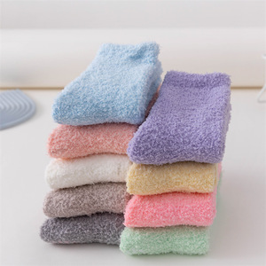Calzini in <span class=keywords><strong>pile</strong></span> di corallo personalizzati in tinta unita da pavimento colorati caldi da donna <span class=keywords><strong>con</strong></span> impugnatura - Product Image 3