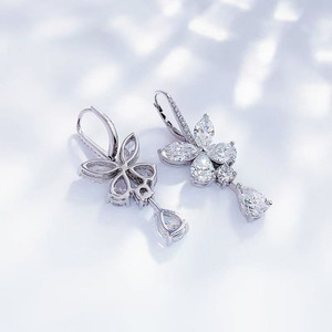 Boucles <span class=keywords><strong>d</strong></span>'oreilles en platine Pt950 avec diamants de laboratoire, design <span class=keywords><strong>papillon</strong></span> de luxe, forme goutte <span class=keywords><strong>d</strong></span>'eau, style mode, type manchette, à dos plat - Product Image 2