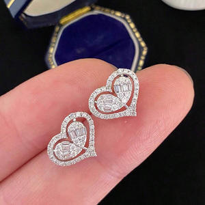 Boucles d'oreilles en or blanc E4818 avec diamants taille cœur, style romantique pour femme, diamants naturels couleur D - Product Image 3