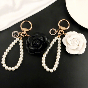 พวงกุญแจโลหะรูปไข่มุกใหม่ น่ารัก ประดับเพชร พวงกุญแจดอกไม้เล็กๆ ของตกแต่งกระเป๋าใส่หูฟัง - Product Image 1