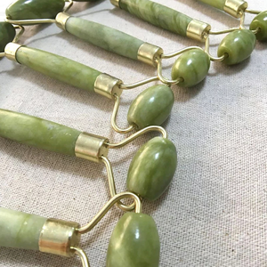 Juego de herramientas Green Roller y Gua Sha de Natural Jade Scraper masajeador con piedras para cara, cuello, espalda y línea de mandíbula - Product Image 3