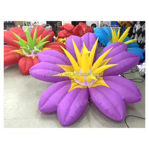 Décoration de plafond gonflable en forme de fleur sur le thème de <span class=keywords><strong>Alice</strong></span> <span class=keywords><strong>au</strong></span> <span class=keywords><strong>pays</strong></span> <span class=keywords><strong>des</strong></span> <span class=keywords><strong>merveilles</strong></span> avec ventilateur intégré, lumières LED et décorations de fête colorées - Product Image 5