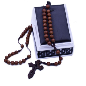 Collier de prière vintage en perles imitation bois de 8 mm avec pendentif croix pour usage religieux - Product Image 5