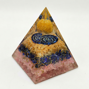 Pirámide de Orgón del Zodiaco Cáncer con Figura Grabada de Cuarzo para Sanación de Chakras, Meditación y Protección - Product Image 1