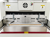 Machine automatique de conditionnement de sacs polyvalents pour l'emballage de colis e-commerce, le collage, la thermoscellage et l'étiquetage, à moteur