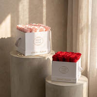 Boîte à fleurs carrée élégante de marque personnalisée avec poignée en ruban de soie, boîte cadeau en papier de qualité supérieure avec couvercle pour arrangement de roses préservées