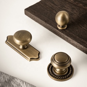 Gagang Kabinet Kuningan Antik Santaya Dengan Pelat Belakang, Tarikan Lemari Perunggu Solid, Kenop Pintu Lemari Dapur, Gagang Furnitur - Product Image 1