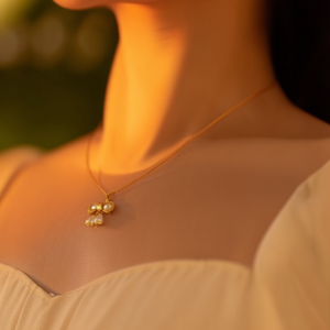 Collar con Colgante de Lazo de Perlas en Acero Inoxidable 316L Chapado en Oro PVD, Joyería Fina - Product Image 3