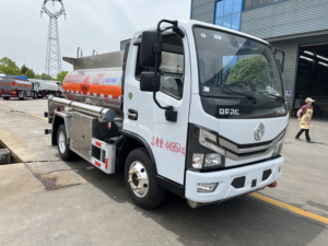 Camion-citerne mobile Dongfeng 4x2 de 3000 litres (3 m³) en alliage d'aluminium léger avec distributeur de carburant - Product Image 4