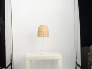 <span class=keywords><strong>Lampe</strong></span> de table en bois avec tissage en rotin Construction en pin naturel Design minimaliste pour les intérieurs de maison de style scandinave - Product Image 4