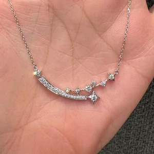Collier élégant en or blanc et rose 18 carats massif avec pendentif étoile filante en diamant de laboratoire et barre incurvée effet ciel étoilé - Product Image 2
