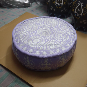 Pouf marocain fabriqué à la main avec motif en tissu brodé - Product Image 1