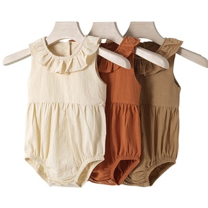 Combinaison bébé sans manches avec col à volants en coton et lin mélangé, couleur unie, fermeture à boutons-pression, barboteuse personnalisée pour bébé - Product Image 1