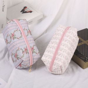 Sac de maquillage matelassé à petites fleurs, fabriqué en usine BSCI, sac de voyage pour soins de la peau, fermeture éclair, grande capacité, sac cosmétique portable et souple - Product Image 3