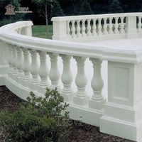 Colonne d'escalier de balcon en pierre de marbre naturel blanc naturel de style classique pour l'extérieur