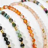 Bracelet de mode classique personnalisé semi-éclatant multicolore en pierres précieuses facettées avec breloque disque doré texturé pour femme
