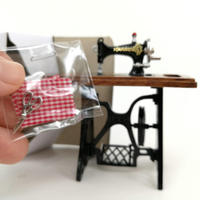 EN STOCK 1:12 maison de poupée accessoires métal main machine à coudre mini miniature enfants machine à coudre jouet