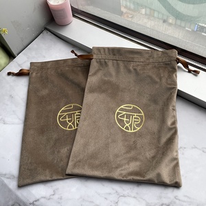 Meilleures ventes : Sac en velours de luxe avec cordon de serrage et impression dorée, sac en velours avec cordon de serrage pour le rangement des vêtements - Product Image 2