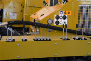 מקדחת סלעים מסוג BL715 של Blurbly, מונעת בדיזל, זחלית, עם מנגנון סיבובי הידראולי, לקידוח בורות באמצעות פטיש פיצוץ. - Product Image 4