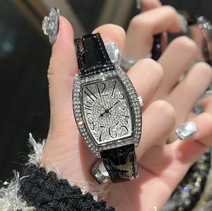 Reloj de Mujer con Esfera Pequeña y Circonitas, Elegante y Lujoso, con Correa de Acero Resistente al Agua y Movimiento de Cuarzo - Product Image 1