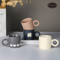 Tasse à café en céramique promotionnelle SWT en gros, 300 ml, personnalisée, faite à la main, avec lettres imprimées, poignée créative, pour petit-déjeuner