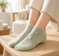 Vente en gros d'usine Chaussettes basses pour femmes à motifs de dessins animés mignons et amusants