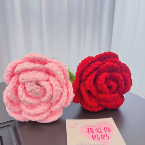 Roses rouges et roses en laine tricotées à la main pour la Saint-Valentin, emballage cadeau individuel, rose en crochet personnalisée - Product Image 3