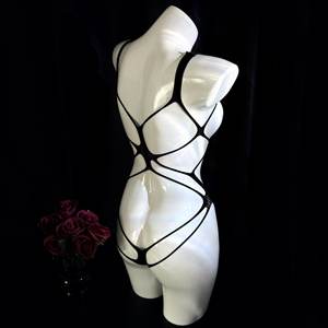 NOX Lingerie pour femmes matures, nuisette gainante noire et rouge en dentelle tissée style résille, en Spandex/Nylon, respirante - Product Image 2