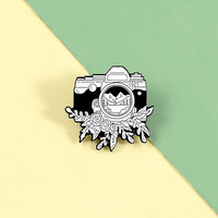 Le nouveau badge d'épingles en métal chaud vente en gros noir blanc dessin animé vêtements décoration Logo personnalisé retour émail doux caméra épinglette