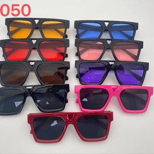 แว่นกันแดดสุดฮิตปี 2025 ดีไซน์โลหะ ทันสมัย ใช้งานได้หลากหลาย แนะนำโดยอินฟลูเอนเซอร์ ช่วยให้ใบหน้าดูเรียว - Product Image 1