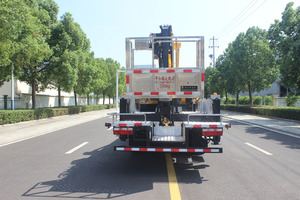 Camion de travail aérien 4x2 Runzhixing pour l'inspection des lignes électriques, la taille des arbres et l'installation de panneaux - Product Image 2