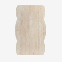 Table basse rectangulaire Wabi Sabi en travertin naturel avec plateau ondulé, structure en chêne massif pour salon