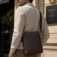 Sac bandoulière homme slim en cuir PU, vertical, plat, avec fermeture éclair supérieure, poche avant zippée, sangle en sangle, personnalisable OEM ODM