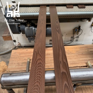 Tarimas de Madera de Fresno Marrón Ecológicas y Modernas con Tratamiento Térmico Natural, Sistema de Cierre por Clic TAP & GO, Tarimas de Madera de Fresno Maciza para Uso en Exteriores - Product Image 4