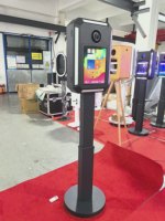 Photomaton pour iPad avec éclairage RGB accrocheur. Les invités peuvent prendre des photos, les prévisualiser et les partager directement sur la tablette en quelques secondes.